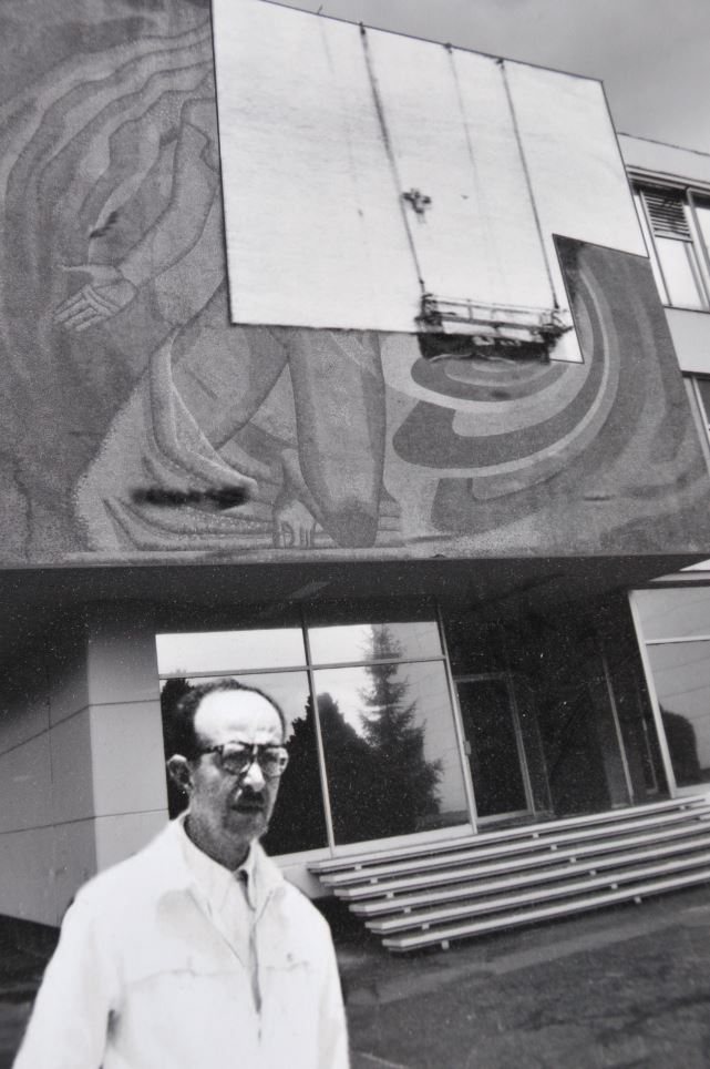 Artista plástico mexicano, autor del mural "El Núcleo y la Energía", ubicado en la fachada del edificio del Reactor.