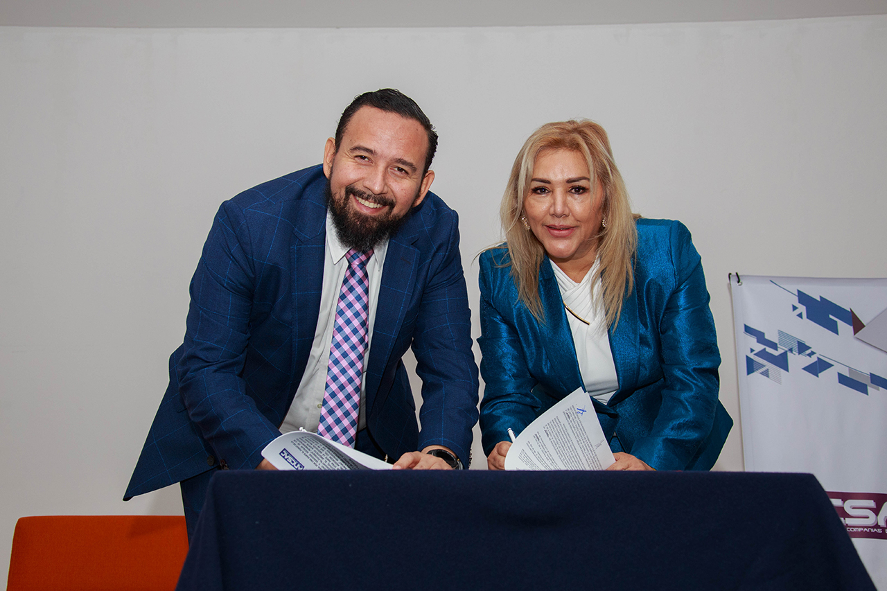El Vocal Ejecutivo del FOVISSSTE, el Arq. Agustín Rodríguez López junto con María del Carmen Flores, Presidenta de la Asociación Nacional de Compañias de Supervisión, llevaron a cabo la firma de un convenio
