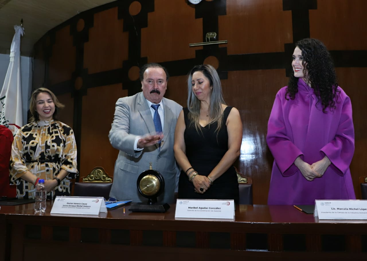Fotografía donde aparecen Mitzi Molina Ramírez, Jaime Enrique Michel Velasco dando el campanazo inicial del sorteo, Maribel Aguilar González y Marcela Michel López.