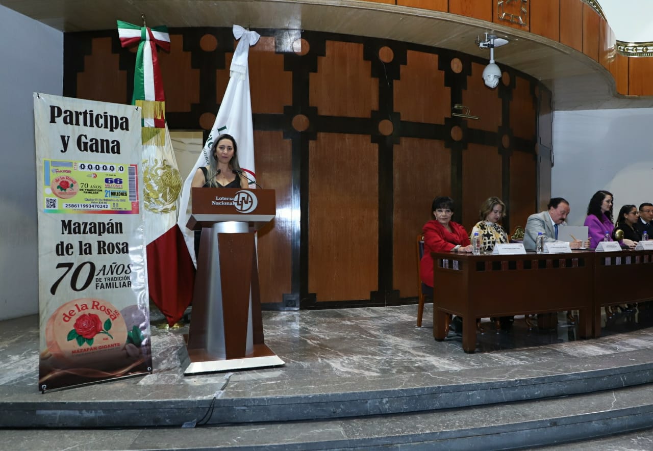 Fotografía donde se observa a Maribel Aguilar González dar su discurso en el sorteo