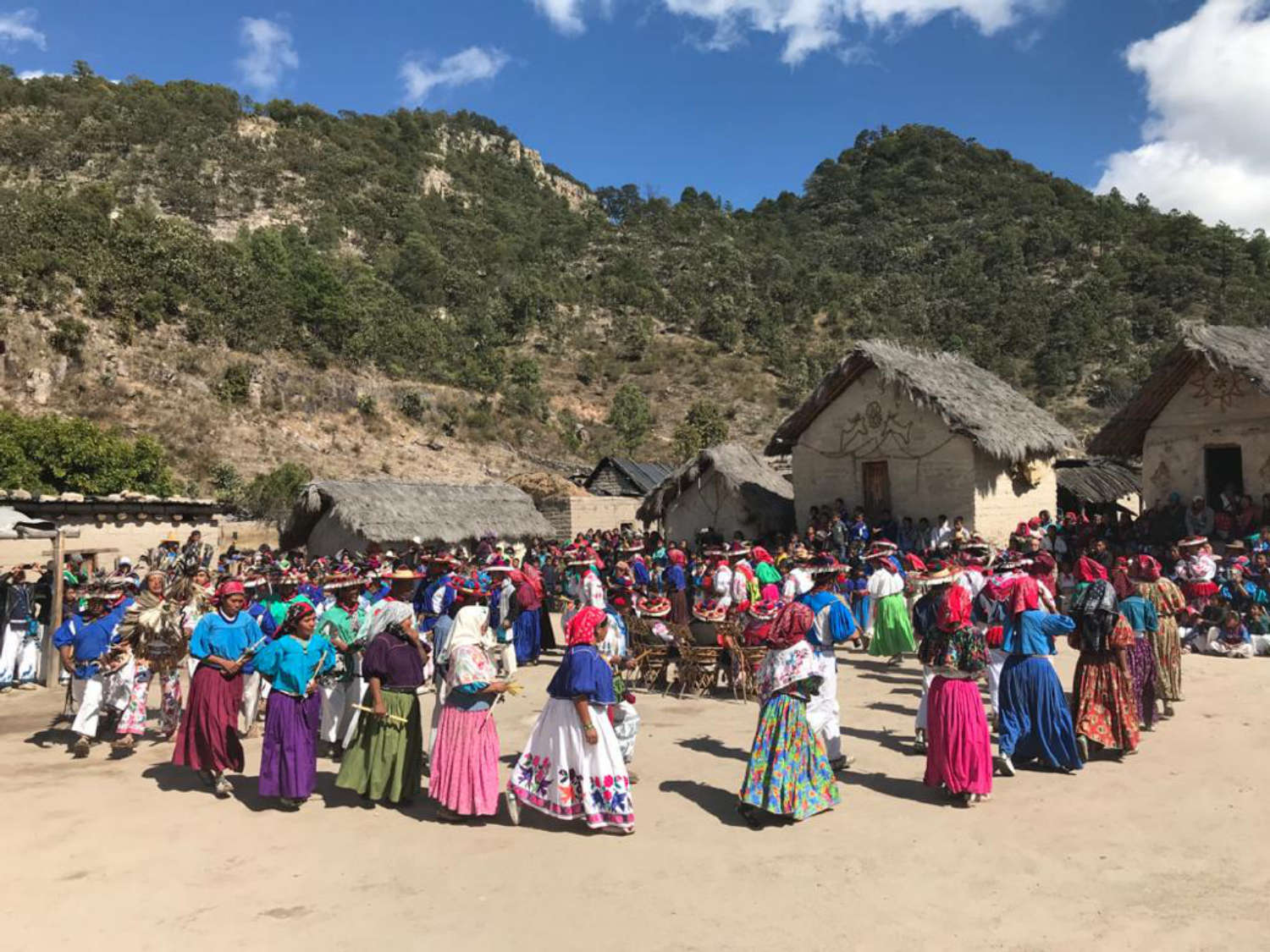 Encuentro histórico entre el pueblo wixárika de Santa Catarina Cuexcomatitlán y el Gobierno de México