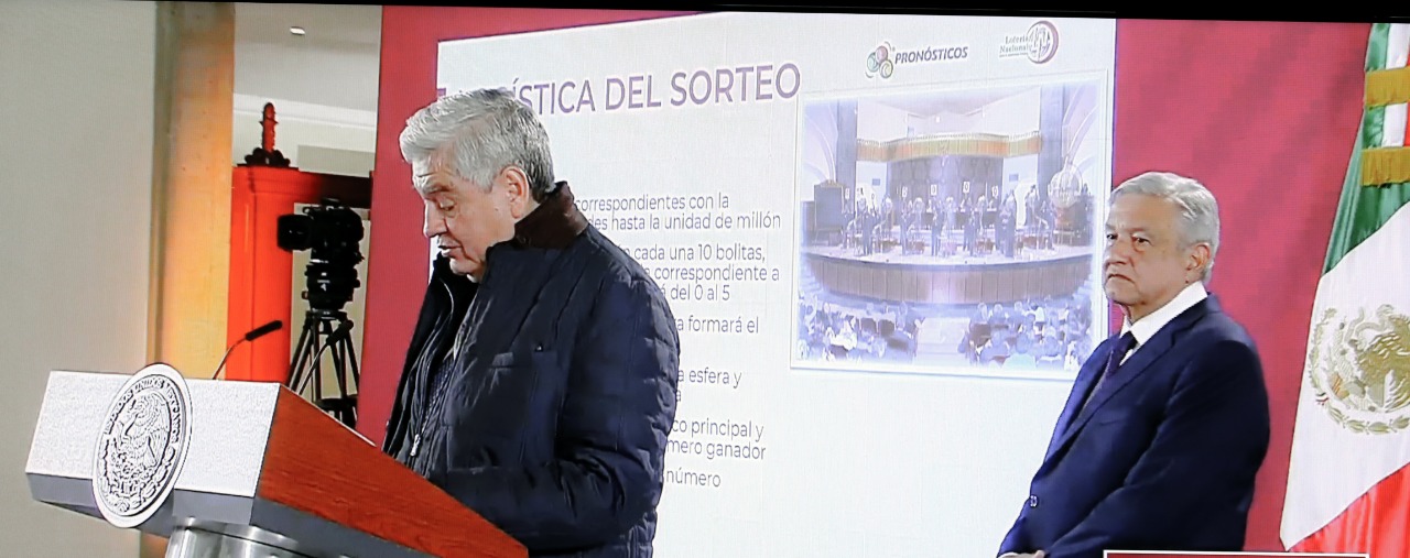 Fotografía de Andrés Manuel López Obrador y Ernesto Prieto Ortega en la conferencia matutina