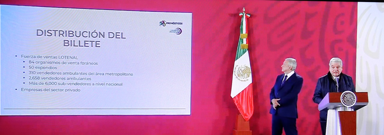 Fotografía de Andrés Manuel López Obrador y Ernesto Prieto Ortega en la conferencia matutina