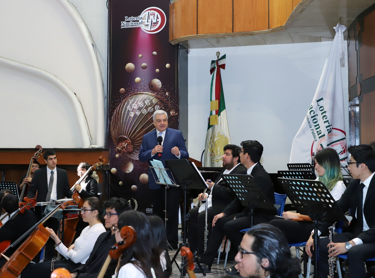 Fotografía de Ernesto Prieto Ortega dando su mensaje a los músicos estudiantes de la Orquesta Sinfónica