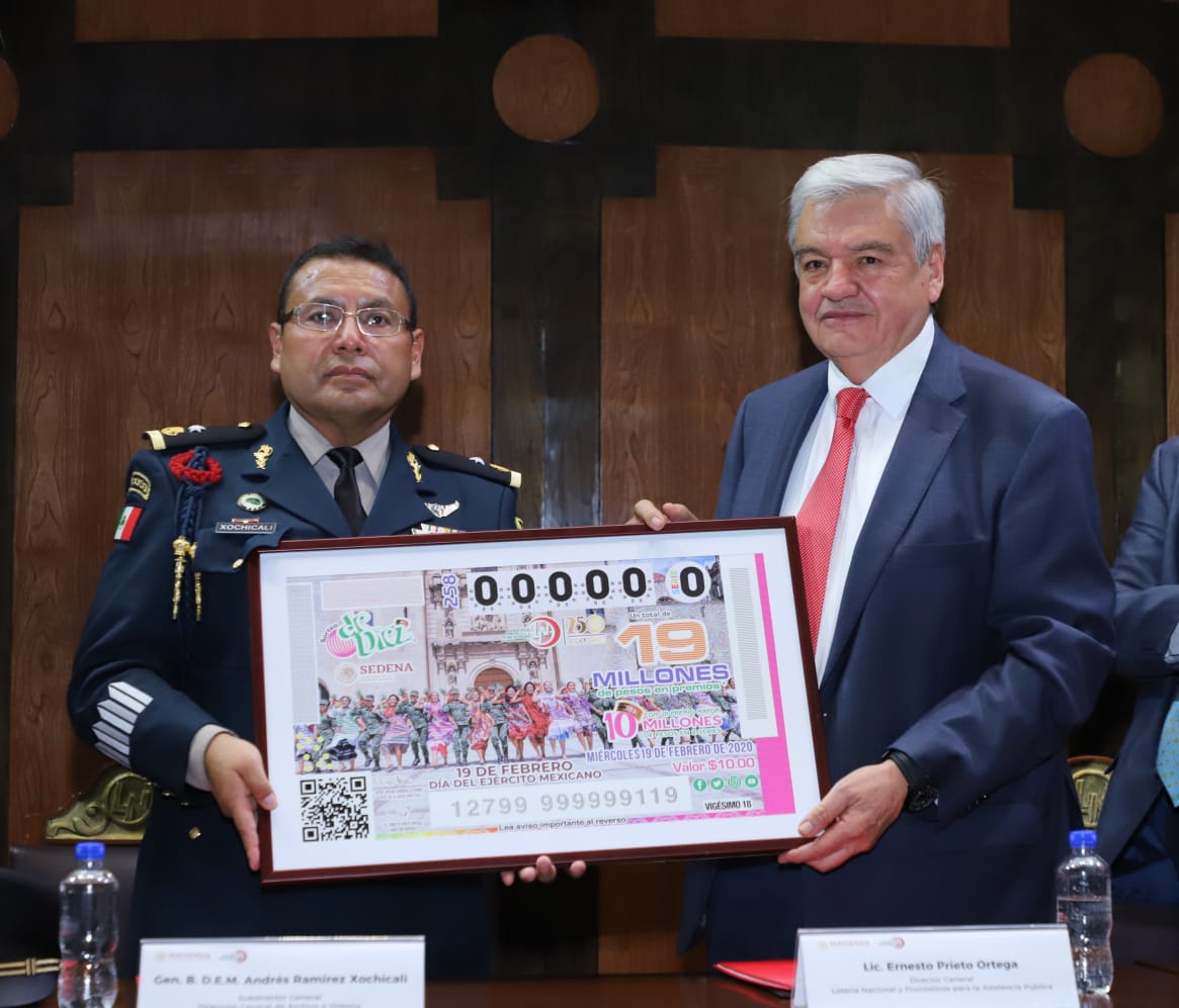  Fotografía de Andrés Ramírez Xochicali y Ernesto Prieto Ortega con una ampliación del billete del sorteo.