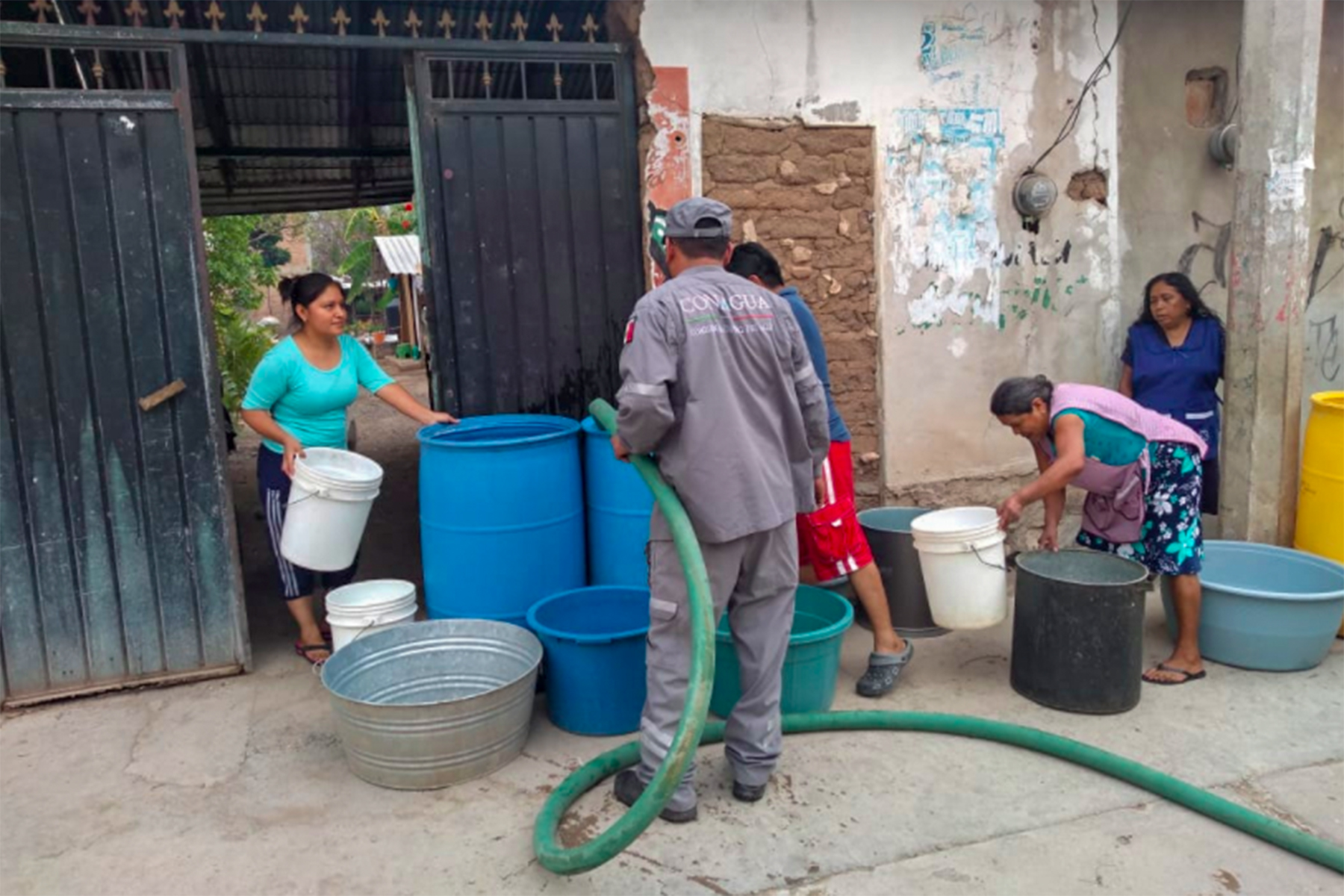 Conagua ha entregado 114 millones de litros de agua potable, en 15 entidades, a hospitales, centros de población, centros sociales e instalaciones de la Guardia Nacional, para enfrentar la contingencia sanitaria.