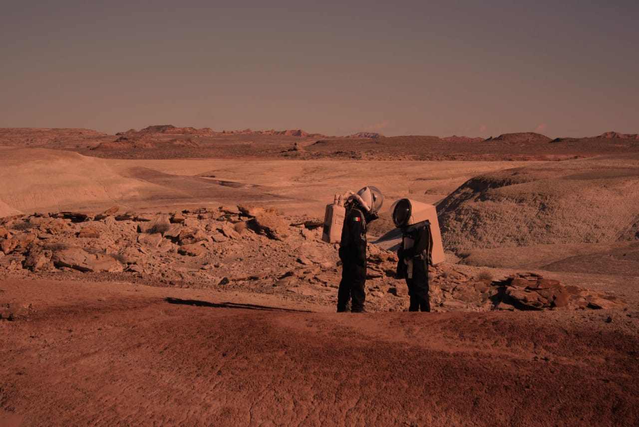 Astronautas se miran fijamente en un desierto de Estados Unidos donde se simula la estancia en Marte
