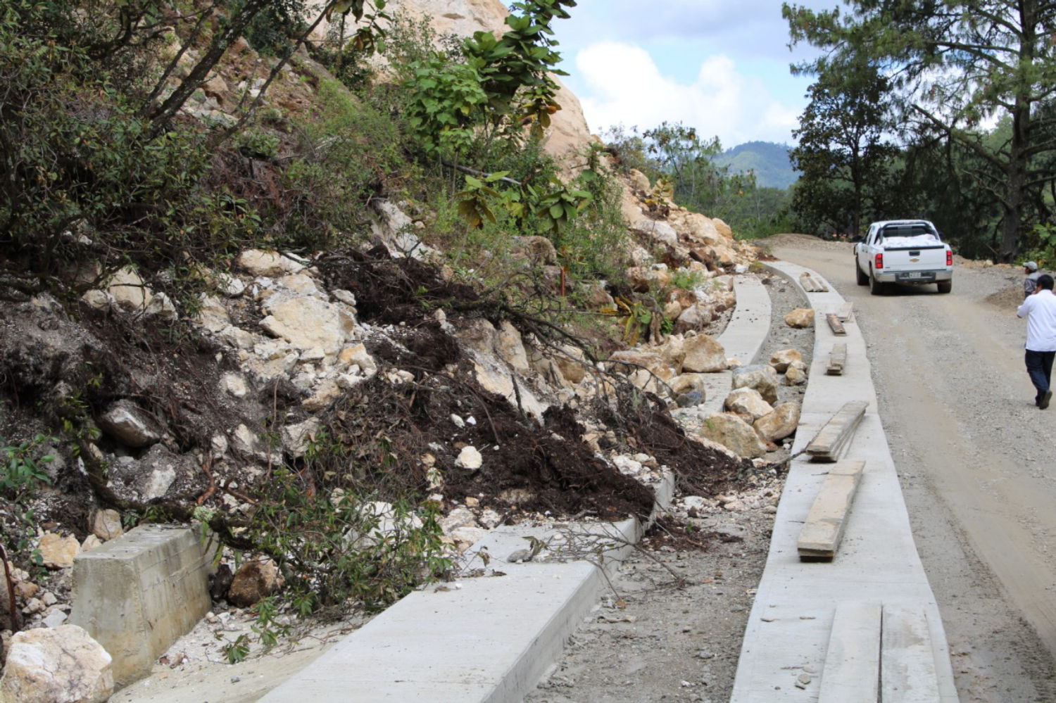 Atiende el INPI a familias damnificadas por el sismo en la Sierra Sur de Oaxaca.