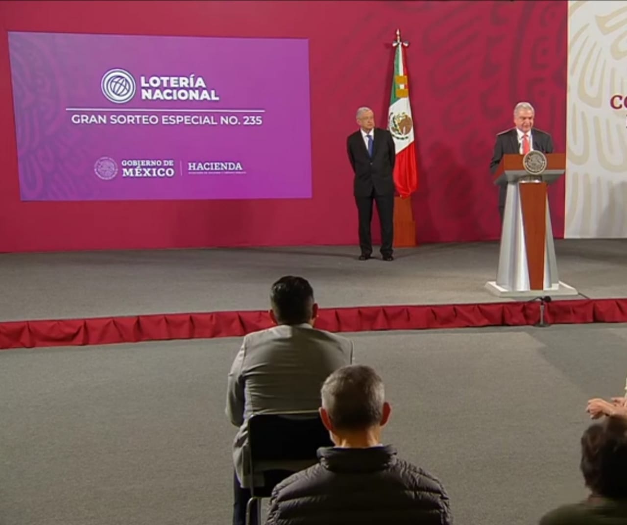 Fotografía de la Conferencia matutina donde se observan a Andrés Manuel López Obrador y Ernesto Prieto Ortega