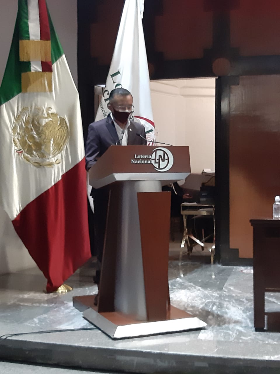 Fotografía donde aparece Carlos Quiroz Téllez durante su intervención
