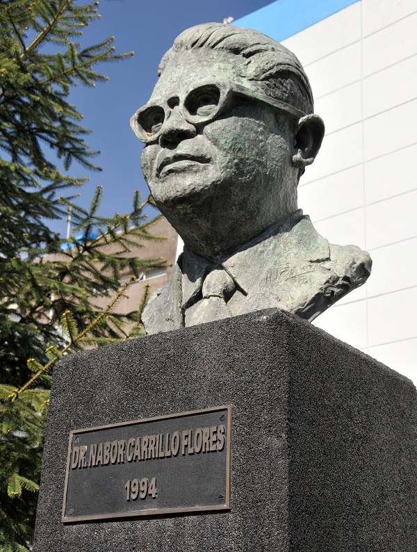 Busto de Nabor Carrillo Flores en Centro Nuclear