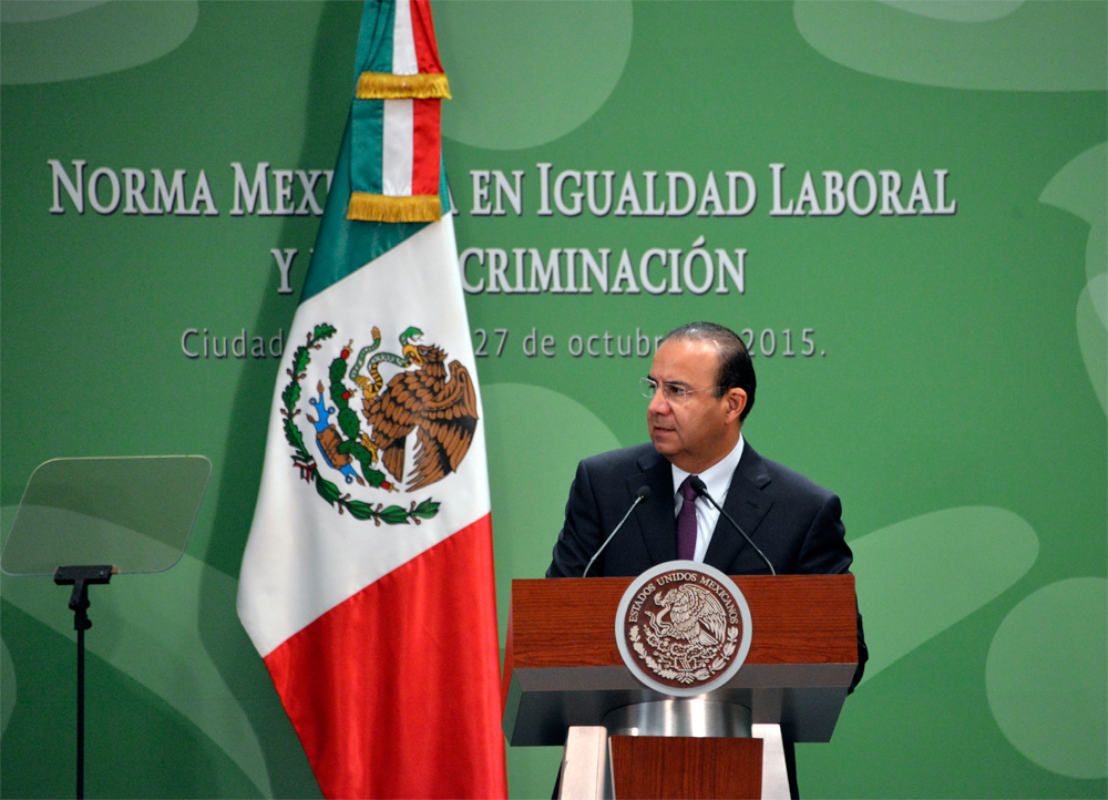 El Secretario del Trabajo y Previsión Social, Alfonso Navarrete Prida, durante la presentación de la Norma Mexicana en Igualdad Laboral y No Discriminación, que fue encabezada por el Presidente de la República, Enrique Peña Nieto.
