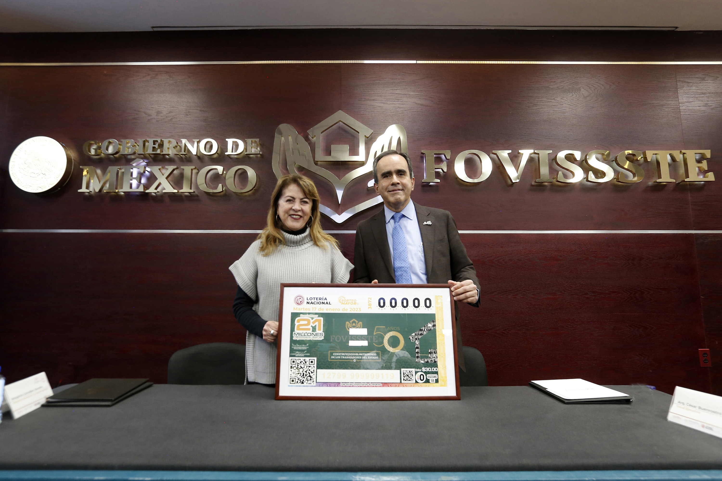 La titular de Lotería Nacional, Margarita González Saravia, enfatizó que a través de los motivos de los billetes se rinde homenaje a las instituciones que promueven el desarrollo y beneficio de México