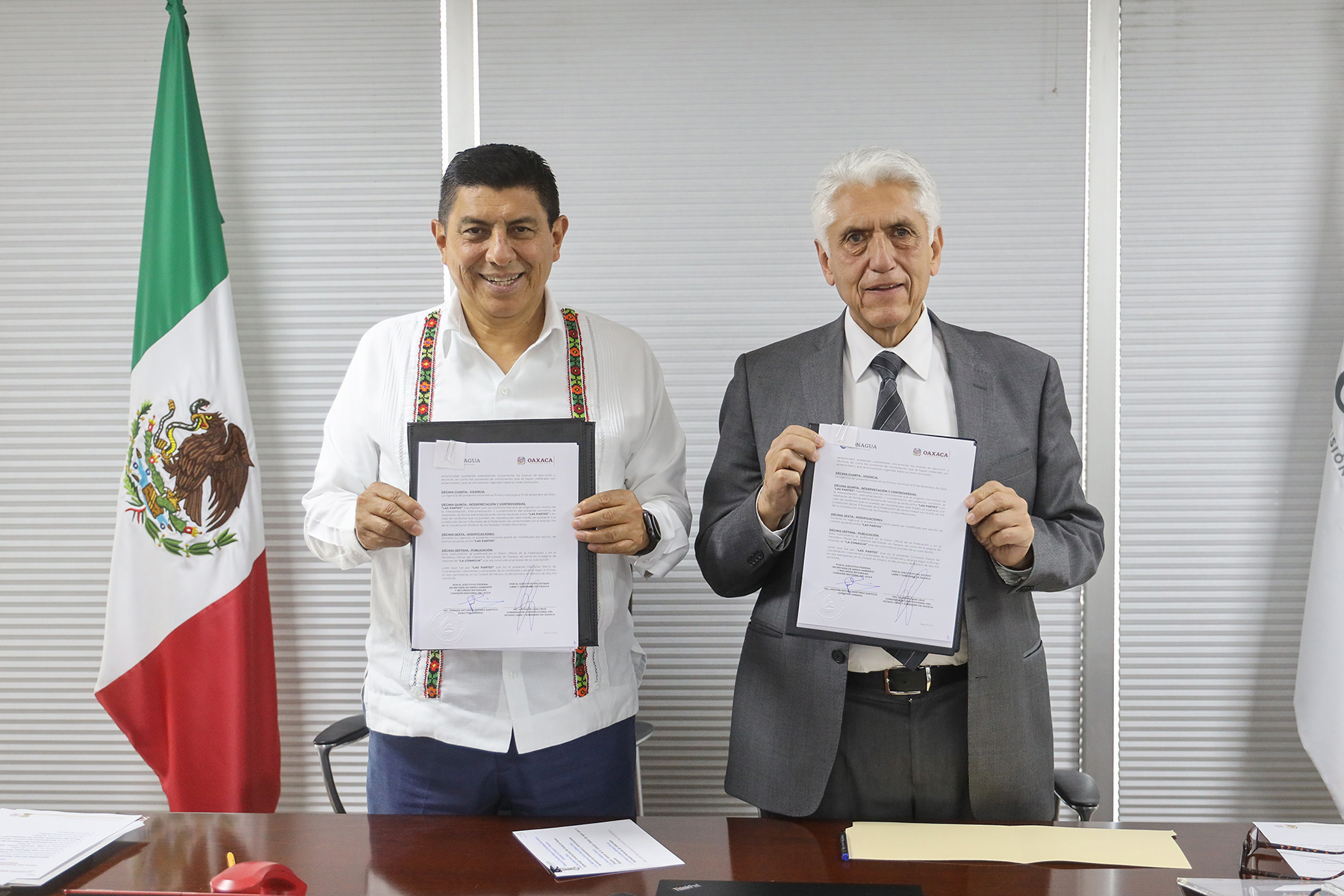 El gobernador de Oaxaca, Salomón Jara Cruz, y el director general de Conagua, Germán Arturo Martínez Santoyo, muestran convenio recién firmado.