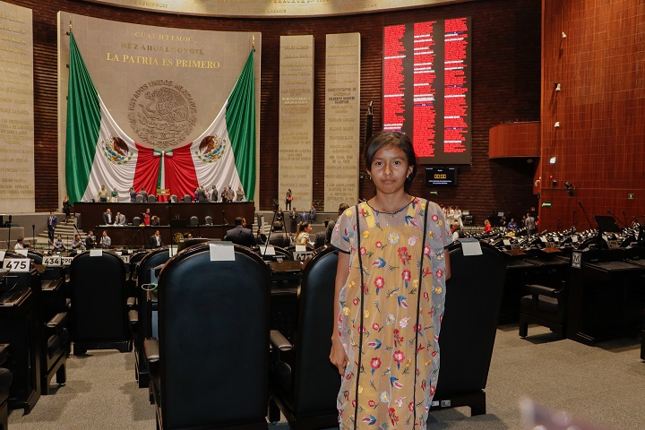  “Ningún indígena más sin educación”: alumna del Conafe, en sesión solemne en la Cámara de Diputados 