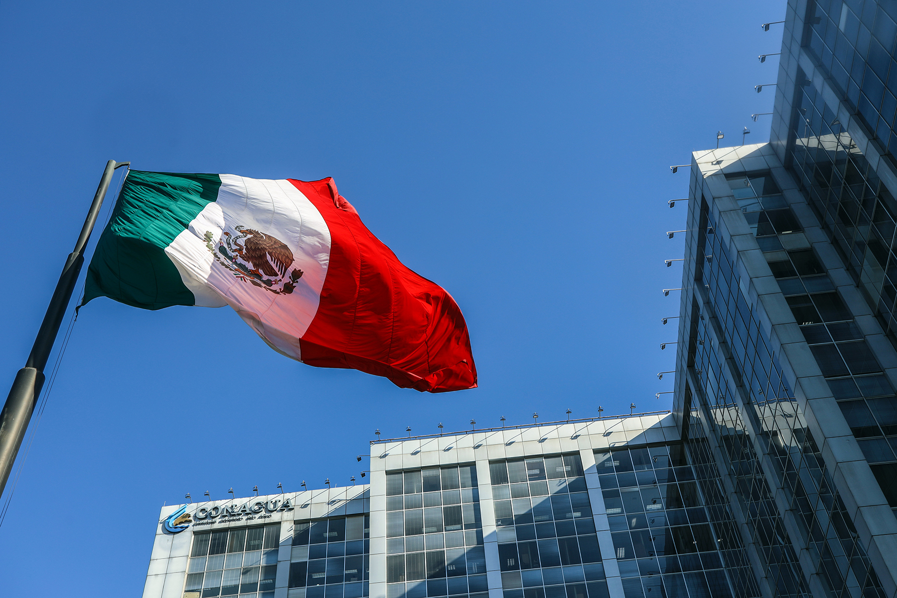 Bandera de México delante del edificio que alberga las oficinas centrales de Conagua.