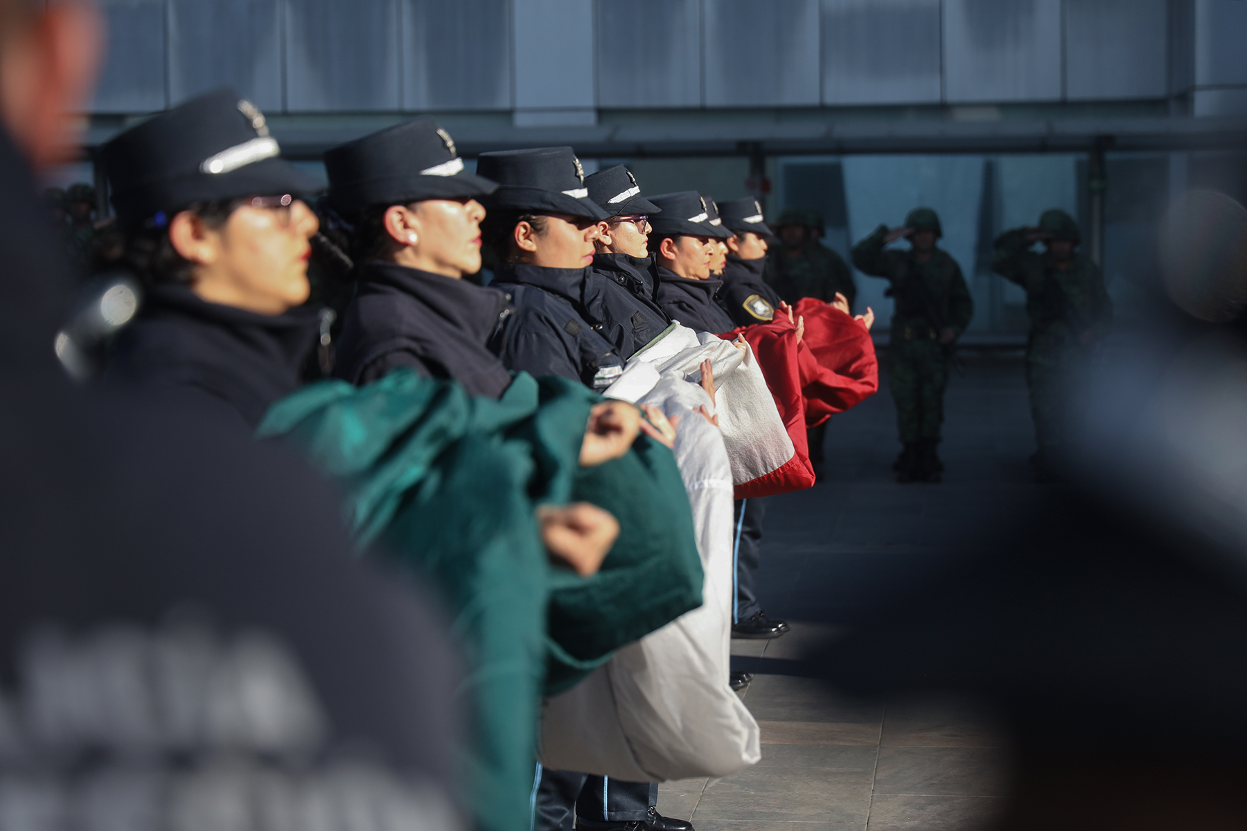Mujeres integrantes de la Policía Federal rindiendo honores a la Bandera.