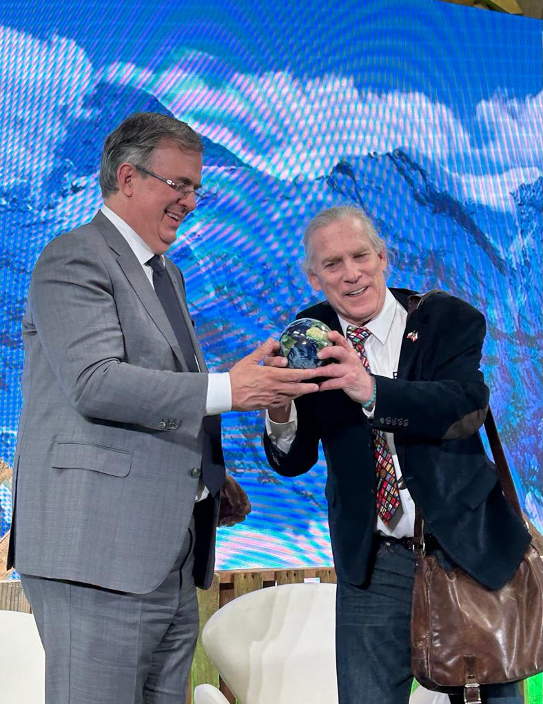 Foreign Secretary Marcelo Ebrard receives the EarthX Latin America Award for his fight against climate change
