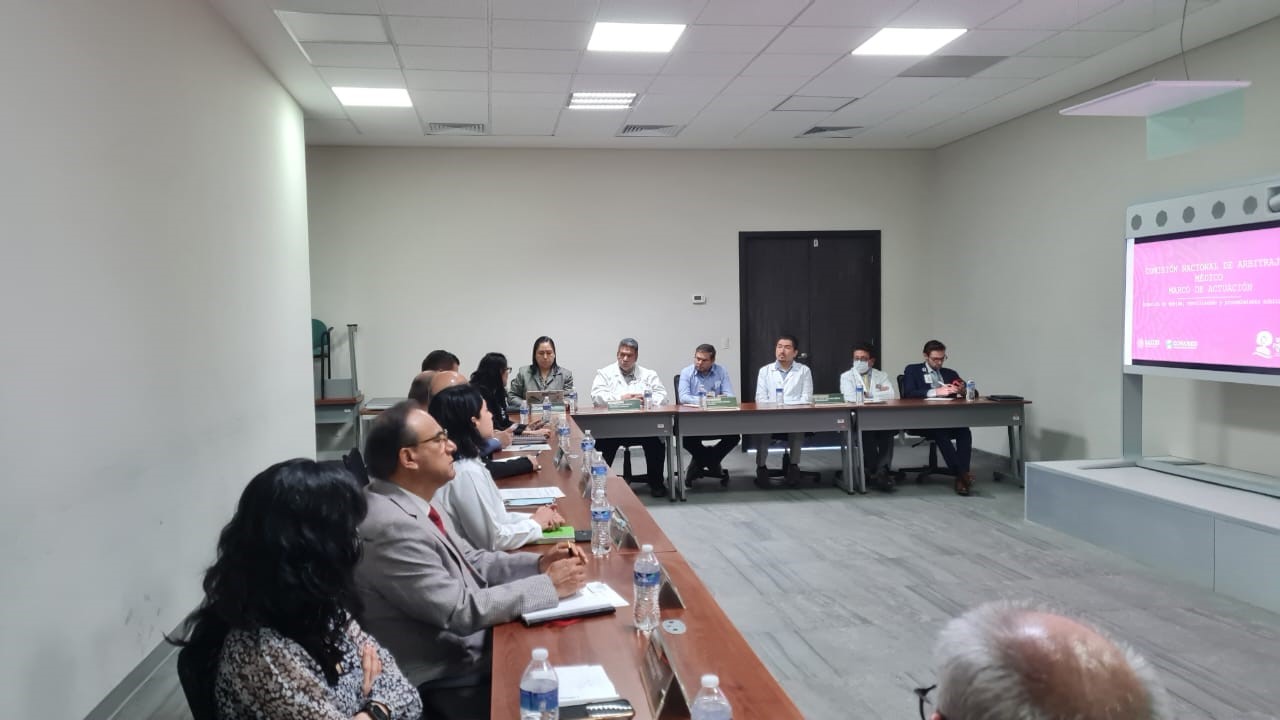 El equipo directivo de la CONAMED durante su reunión con el Director del Instituto Nacional de Neurología y Neurocirugía Manuel Velasco Suárez y sus Directores de Área