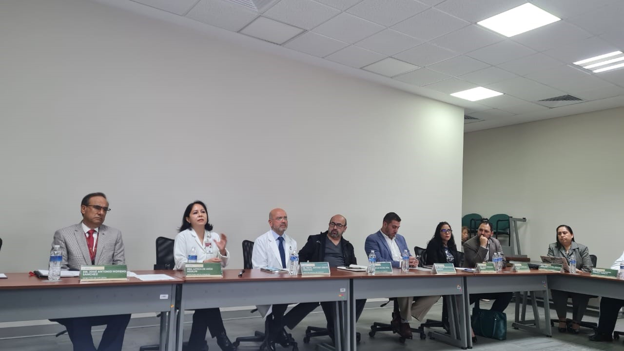 El equipo directivo de la CONAMED durante la presentación con el Director del Instituto Nacional de Neurología y Neurocirugía Manuel Velasco Suárez y sus Directores de Área