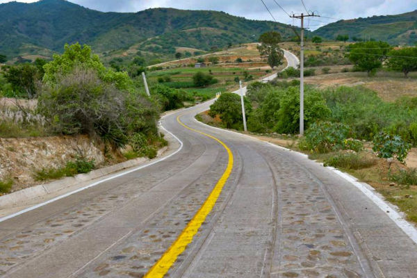 Terminan en Oaxaca 141 caminos artesanales a municipios indígenas con inversión de 9 mil 600 mdp.