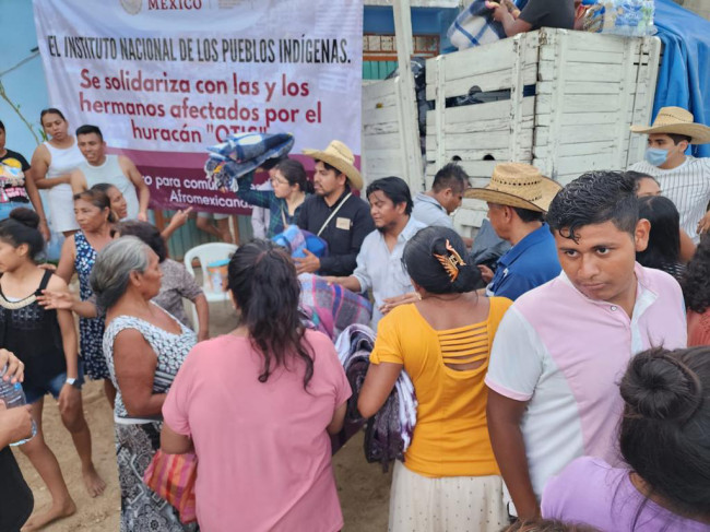 Familias indígenas damnificadas por el huracán “Otis” en Guerrero, reciben paquetes alimentarios del INPI.
