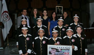 Los Niños Gritones de la LOTENAL mostraron una reproducción ampliada del Billete Conmemorativo del Sorteo Superior 2501, con el cual se hizo partícipe al pueblo de México en este homenaje
