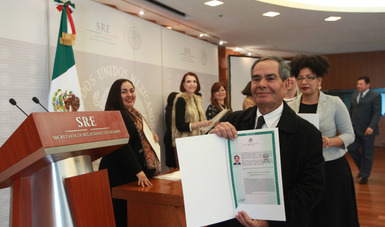 Nuevo mexicano recibiendo su carta de naturalización
