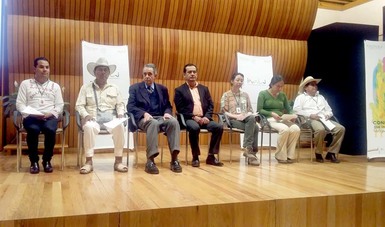 El Director General del Instituto Nacional de Lenguas Indígenas (INALI), Juan Gregorio Regino con representantes de las cinco mesas de trabajo.