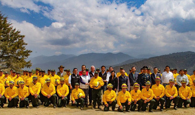 Se hizo un reconocimiento a la labor y entrega de los cuerpos de brigadistas que combaten incendios forestales en nuestro país y se les entregaron apoyos y equipo para facilitar su trabajo.