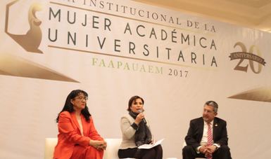   La Titular de la SEDATU, Rosario Robles, ofrece una conferencia magistral habla ante hombres y mujeres académicas de la Universidad Autónoma del Estado de México, en el marco del Día Institucional de la Mujer Académica Universitaria 2017.