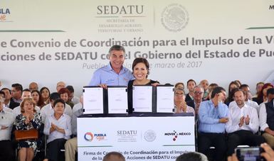 La titular de la SEDATU, Rosario Robles, y el gobernador de Puebla, Tony Gali, muestran a los asistentes el Convenio de Coordinación para el Impulso de la Vivienda y Acciones de la SEDATU con el Gobierno del estado signado por ambos funcionarios.