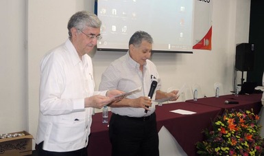 El Dr. Alberto José Ruiz Rodríguez, Comisionado Estatal de Campeche y el Dr. Onofre Muñoz Hernández, Comisionado Nacional de Arbitraje Médico dan la  bienvenida a todos los asistentes al Curso-Taller.