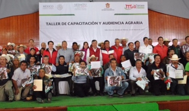 El subsecretario de Desarrollo Agrario de la SEDATU, Gustavo Cárdenas, entregó constancias a ejidatarios de Villa Victoria.
