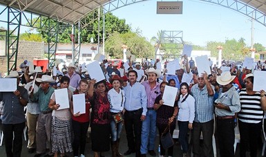 Beneficiarios del municipio de Tuxpan, Nayarit levantan sus documentos agrarios.