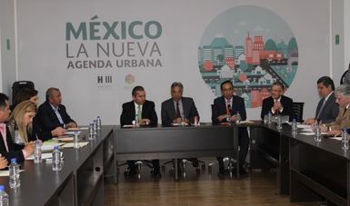 El subsecretario de Ordenamiento Territorial de la SEDATU, Enrique González Tiburcio, habla ante funcionarios de la SEDATU, legisladores y presidentes municipales del estado de Tamaulipas, sobre la importancia de implementar la Nueva Agenda Urbana.