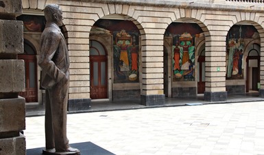 Monumento de José Vasconcelos en el patio del edificio de la Secretaría de Educación Pública.