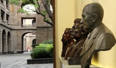 Monumentos del profesor Lucas Ortiz Benítez, Ignacio M. Altamirano, Rafael Ramírez Castañeda y Joaquín Baranda con vista al patio central de la SEP