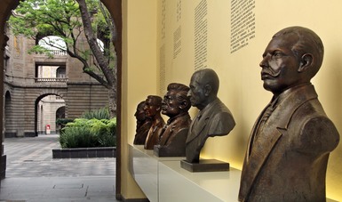 Monumentos de Gregorio Torres Q., Lucas Ortiz Benítez, Ignacio M. Altamirano, Rafael Ramírez Castañeda y Joaquín Baranda con vista al patio central de la SEP.
