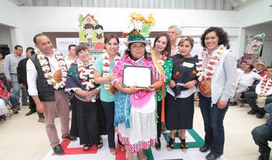  La Titular de la SEDATU, Rosario Robles, posa con una mujer indígena que recibió su certificado de vivienda, en el marco del evento de entrega de vivienda y de proyectos productivos del CDI.
