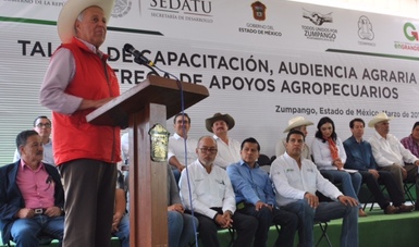 El subsecretario de Desarrollo Agrario de la SEDATU, habla frente a beneficiarios de distintos programas de la dependencia, en el marco del arranque de los trabajos de capacitación y audiencias públicas que se realizan en el municipio mexiquense.