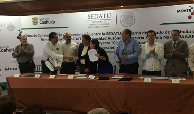 La titular de la SEDATU, Rosario Robles, anuncia en agosto pasado en la Universidad Panamericana que la Secretaría apoyará la capacitación de especialistas en intermediación energética.