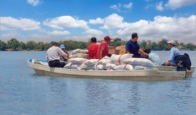 Lancheros de Diconsa cruzan río Usumacinta para llevar alimento a tabasqueños