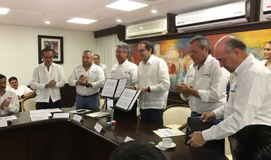 El subsecretario de Ordenamiento Territorial de la SEDATU, y el gobernador de Colima, muestran el Convenio Marco de Coordinación para el Desarrollo, firmado entre ambos funcionarios.
