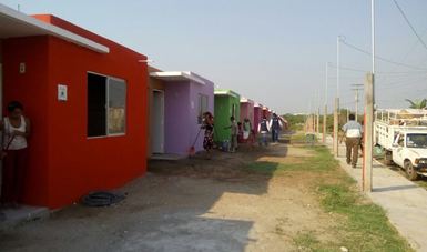 Familias realizan barren y limpian sus nuevas viviendas, ubicadas en la colonia Ampliación Granjas de la Boticaria, de la localidad de Mata Cocuite, municipio de Veracruz.