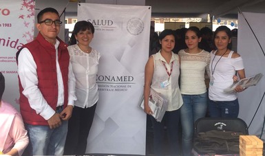 Personal de la CONAMED participa en el stand con motivo del Día Mundial de la Salud.