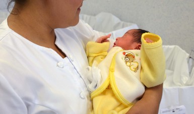 Enfermera cargando a un bebé.