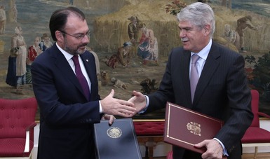 El Ministro de Asuntos Exteriores y de Cooperación de España, D. Alfonso Dastis y el Secretario de Relaciones Exteriores de México, D. Luis Videgaray en la firma de convenios 