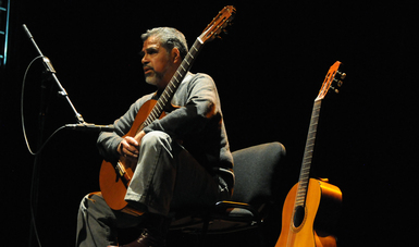 Carlos Maceiras prepara piezas clásicas para su próximo recital de guitarra