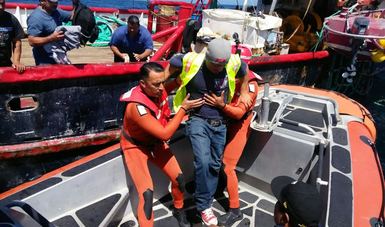 Armada de México rescata a dos tripulantes de un Buque Pesquero con heridas graves, en altamar